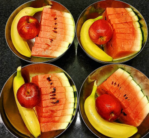 Frukt serveras efter varje lunch.